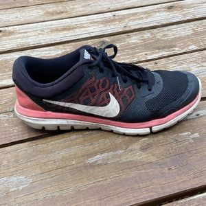 Nike Flex 2015 Run Sneaker in Pink and Black